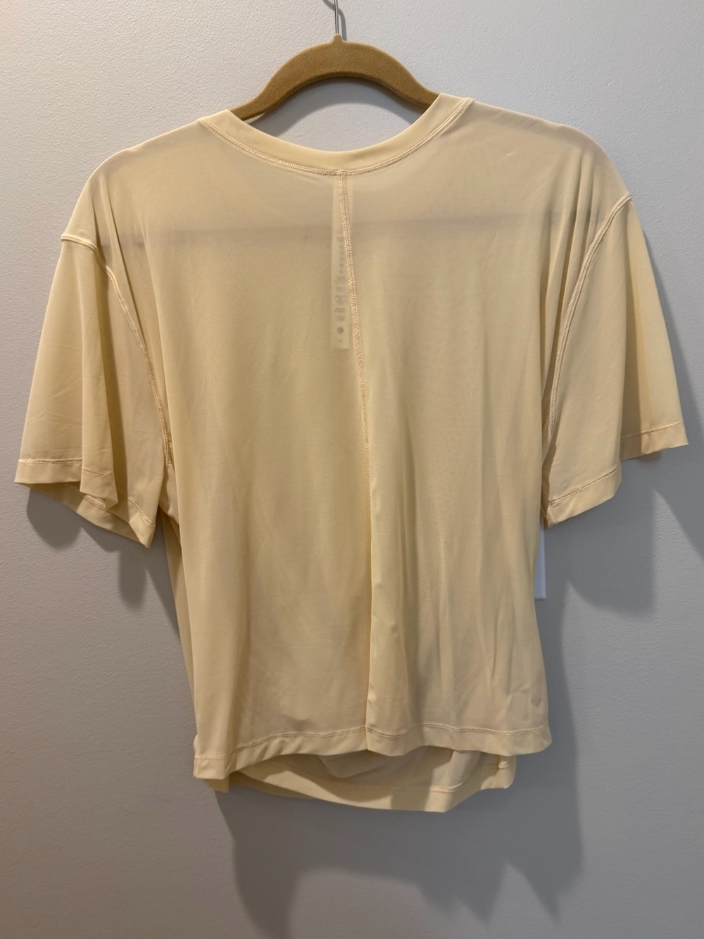 [LULULEMON] Lightweight Mesh Reversible Yoga T-Shirt in ‘Prosecco’ - Picture 5 of 6